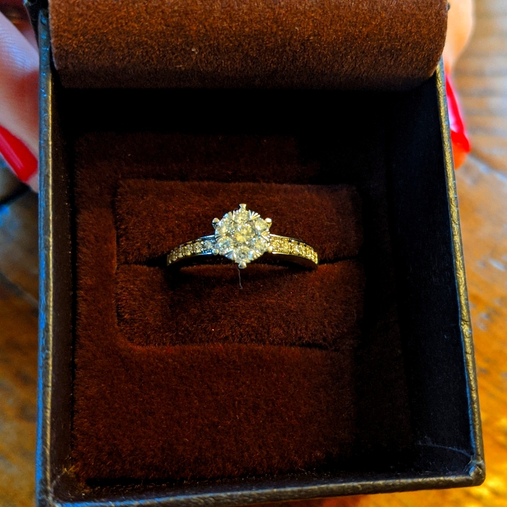 18k good brilliant cut diamond engagement Ring